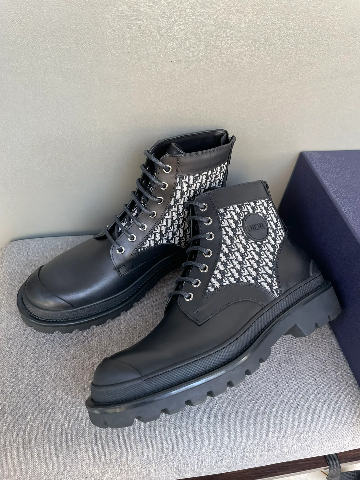 [DIOR] Top P: 1000💰 Number of yards: 39~44 (38.45 custom-made, non-refundable) Dior Dior~ Winter series, original 1:1 development Casual men's leather shoes Heavy investment, shoes and boots are made of imported cowhide + imported Dior special fabric Not easy to deform black cowhide lining Dior large hardware inlay Original TPU vacuum outsole, black cowhide Black open edge beads Military green suede Black suede Khaki suede leather is crafted by a large factory, and the perfect product is only prepared for you who know your taste! Any comparisons are welcome.